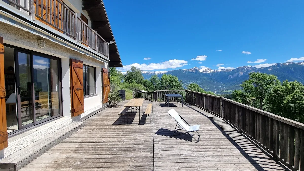 Grande terrasse plein sud face aux montagnes