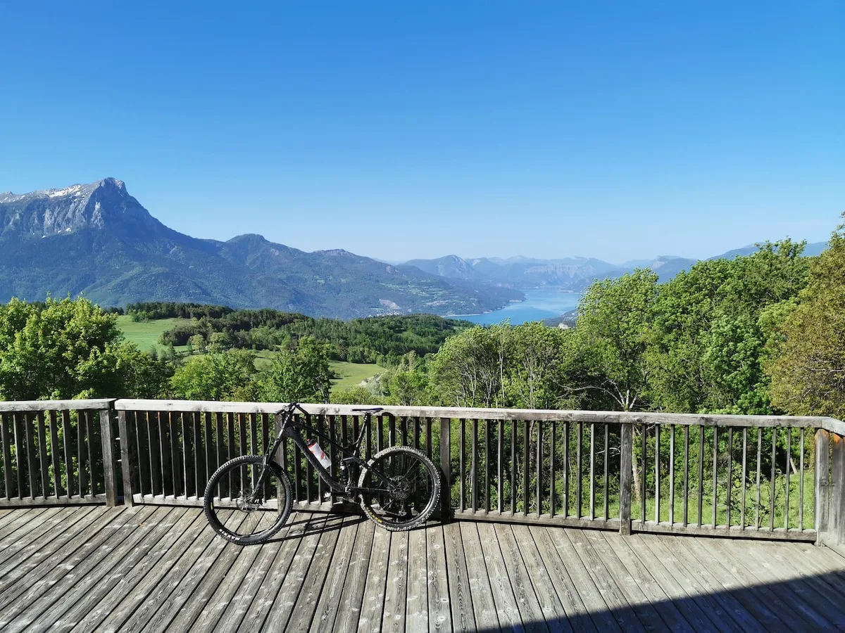 VTT sur la terrasse face au lac de Serre-Ponçon