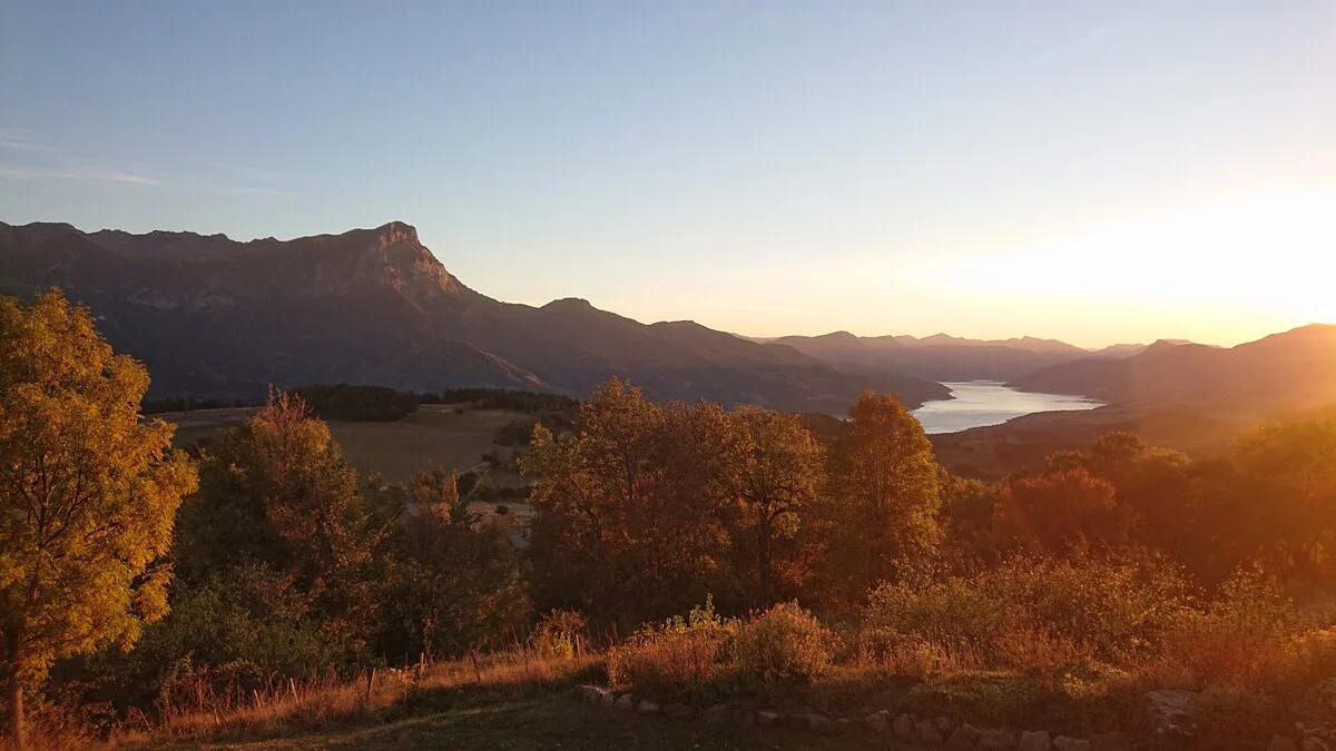 Coucher de soleil sur le lac de Serre-Ponçon