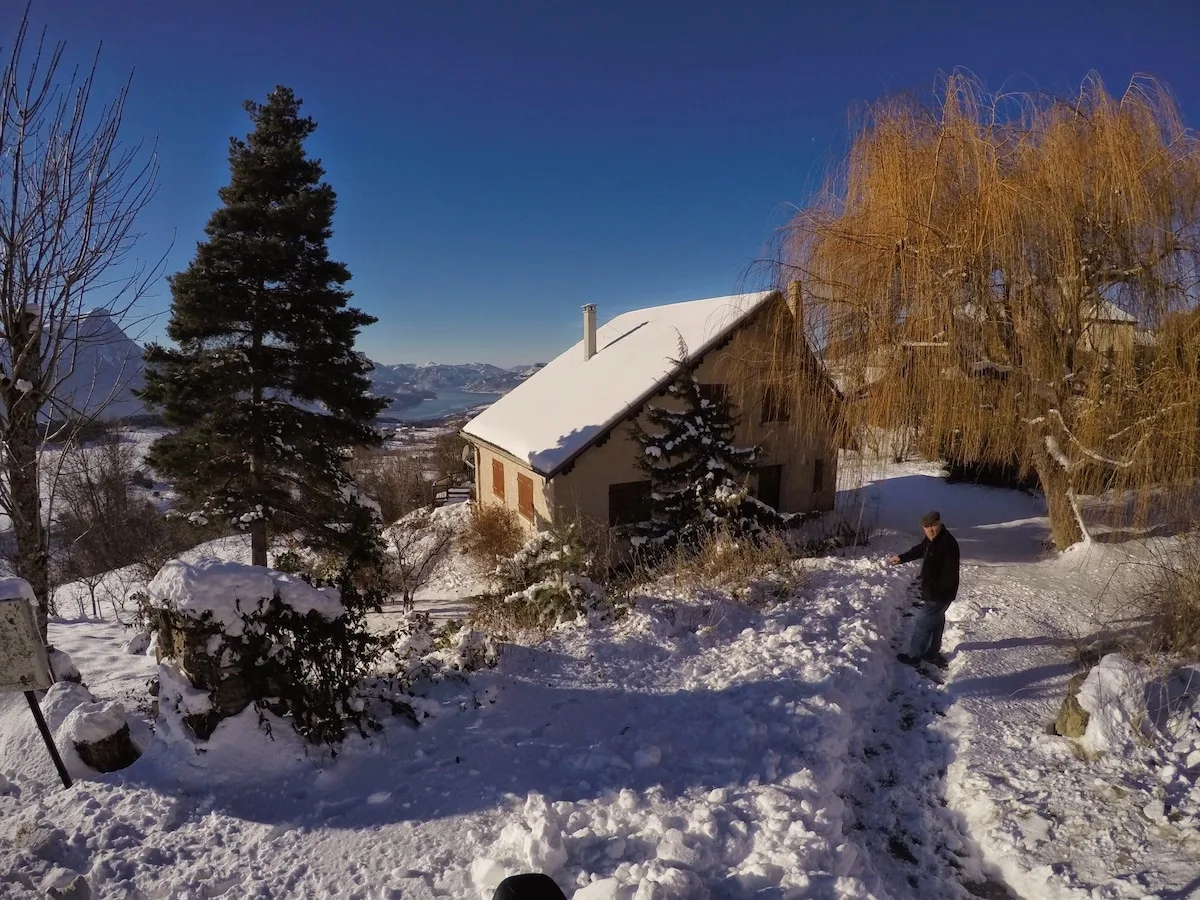 Le chalet Les Allouviers au cœur du village enneigé