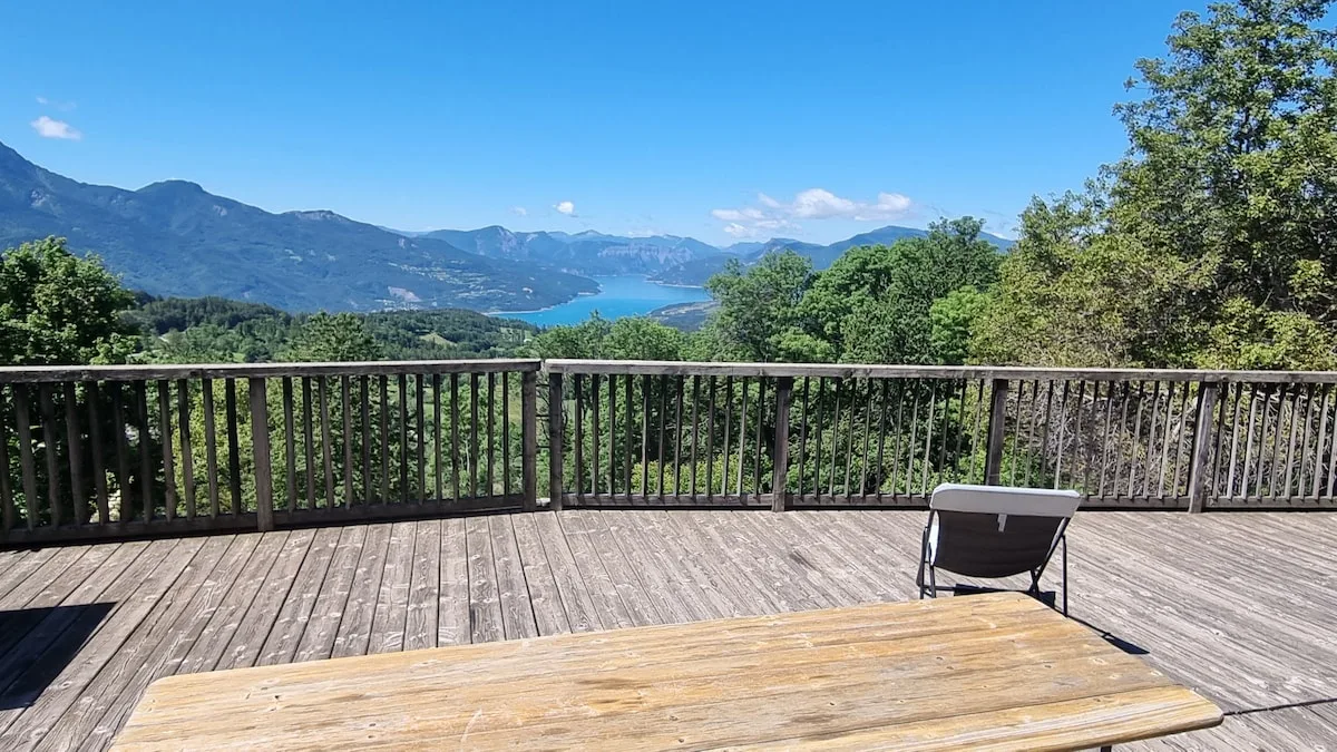 Terrasse en bois face au lac de Serre-Ponçon