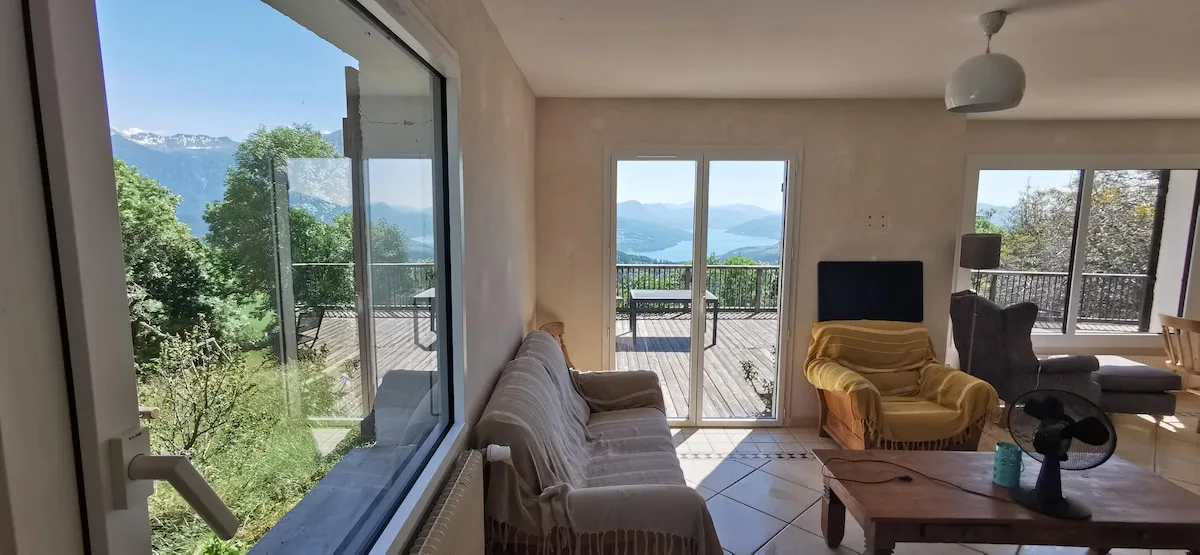 Salon ouvert sur la terrasse et le lac