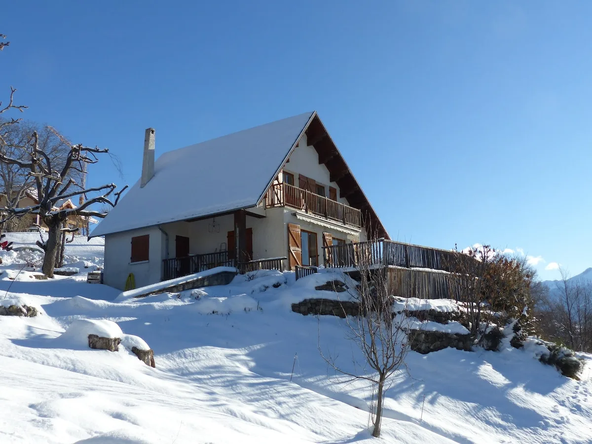 Le chalet Les Allouviers sous la neige
