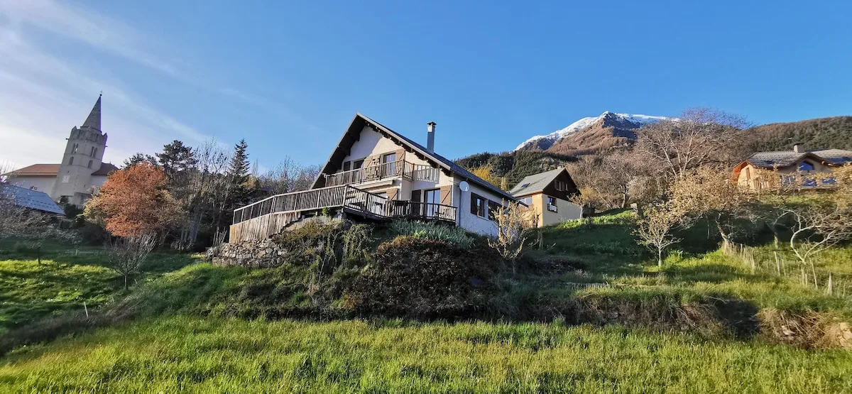 Le chalet dans le hameau de Puy-Saint-Eusèbe