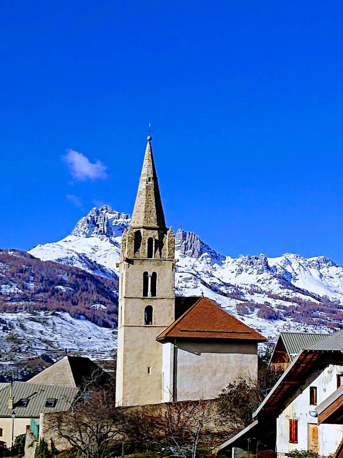 Grande terrasse en mélèze au soleil